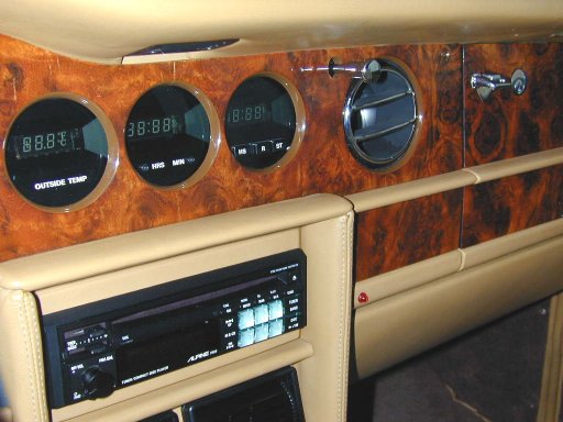 Detailopname van het middendeel van het dashboard van een Corniche II.