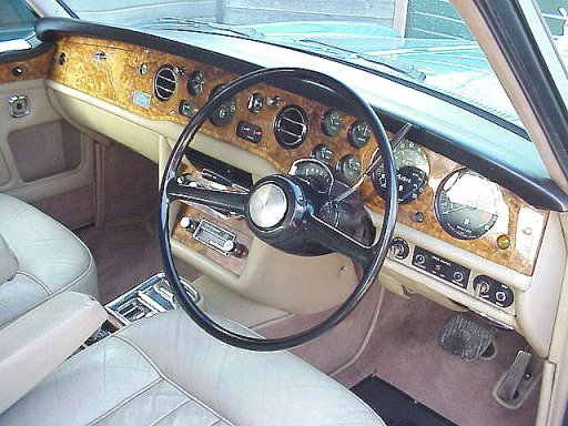 The dashboard of another Corniche 2-doors saloon from 1972.