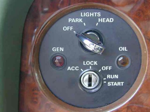 Detailopname van het dashboard van een RR Silver Shadow II.