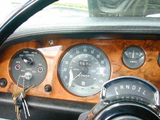 Detail van het dashboard van een Amerikaanse Silver Shadow uit 1974.