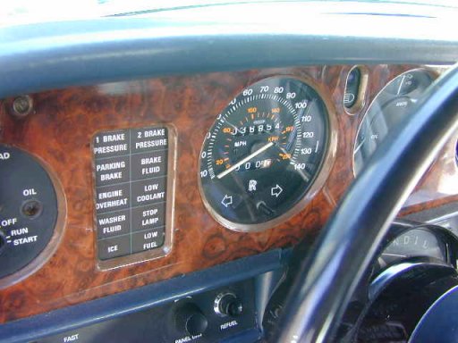 Detail van het dashboard van een RR Silver Wraith uit 1977.