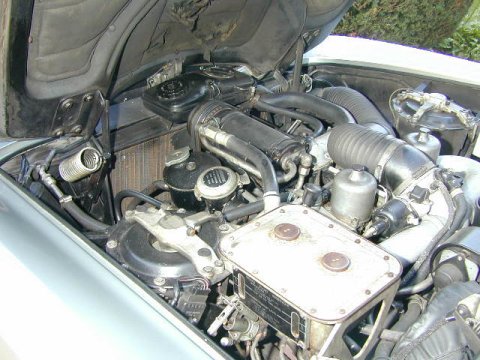 De 6230 cc motor van de Rolls-Royce Silver Shadow James Young 2-deurs saloon uit 1966.