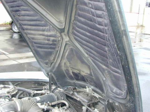 Sound-deadening material under the bonnet